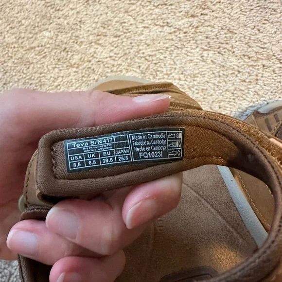 BRAND NEW Teva Tan Strappy Sandals - Picture 5 of 5